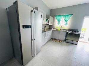 kuchnia z lodówką i kuchenką w obiekcie Hilltop Condos w mieście Gros Islet