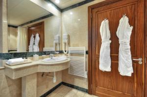 un baño con lavabo y espejo en AX Palazzo Capua, en Sliema 20 fotos más