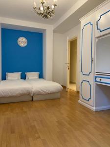 una stanza con due letti e una parete blu di lovely two bedroom apartment with free parking ad Anversa