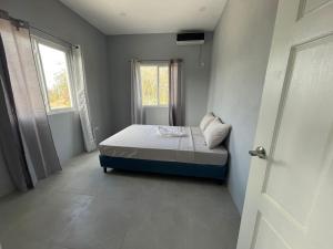 Postel nebo postele na pokoji v ubytování Hilltop Condos