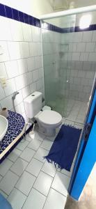 uma casa de banho com um WC e uma cabina de duche em vidro. em Hostel Republika em Natal