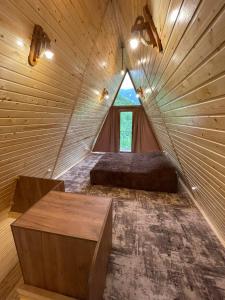 - une chambre avec 2 lits dans une tente dans l'établissement Navasard Resort, à Kapan