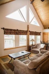 sala de estar con sofá y ventana grande en Twin Owls Lodge, Great for families Master bedroom, Loft, full kitchen, Dogs OK, en Estes Park