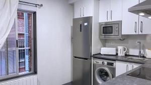 kuchnia z lodówką i pralką w obiekcie VT Flat Reformado con Escritorio de Trabajo y Wifi w mieście Bilbao