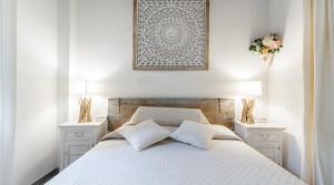 A bed or beds in a room at Eleganza in Centro sul Lago - Anguillara Sabazia