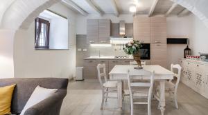 A kitchen or kitchenette at Eleganza in Centro sul Lago - Anguillara Sabazia