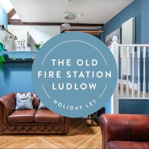 una imagen de una sala de estar con un sofá de cuero marrón en The Old Fire Station Ludlow, en Ludlow