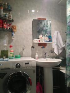 łazienka z pralką i umywalką w obiekcie Room in Apartment at Tigrana Metsa w Erywaniu +18 zdjęć