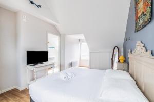 Łóżko lub łóżka w pokoju w obiekcie La Maison des Fées