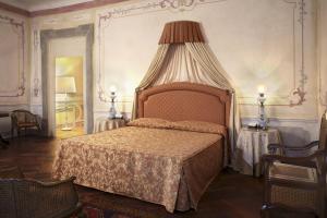 Letto o letti in una camera di Hotel Relais Villa Cornér Della Regina