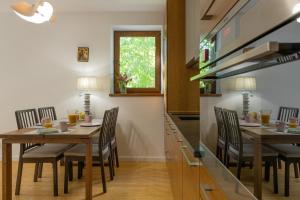 comedor con mesa y sillas y cocina en Apartament Rodzinny Zielona, en Krynica-Zdrój