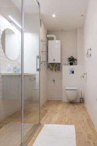 een badkamer met een glazen douche en een toilet bij Apartament Rodzinny Zielona in Krynica Zdrój