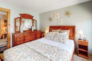 1 dormitorio con 1 cama grande y espejo en Proctorsville Paradise en Proctorsville