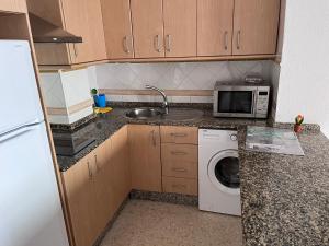 kuchnia ze zlewem i pralką w obiekcie Apartamento céntrico en Tarifa. w mieście Tarifa