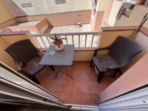 balkon ze stołem i krzesłami. w obiekcie Apartamento céntrico en Tarifa. w mieście Tarifa