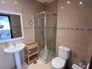 łazienka z prysznicem, toaletą i umywalką w obiekcie Apartamento céntrico en Tarifa. w mieście Tarifa