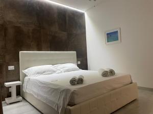 ein Schlafzimmer mit einem Bett mit zwei Kissen darauf in der Unterkunft Appartamento Suite Galatea in Pozzallo