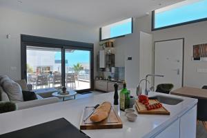 Posedenie v ubytovaní Hillside Luxury Villas by NRAS