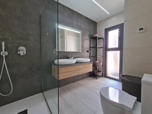 Kúpeľňa v ubytovaní Hillside Luxury Villas by NRAS