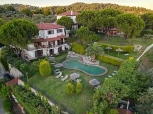 una vista aérea de una casa con piscina en Villa Xanthippi, en Agia Paraskevi