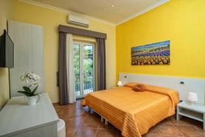 een slaapkamer met een bed en een schilderij aan de muur bij B&B Carmelina in Gragnano
