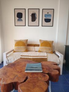 Habitación con mesa de madera y cama en Apartamentos Alborada en La Paloma