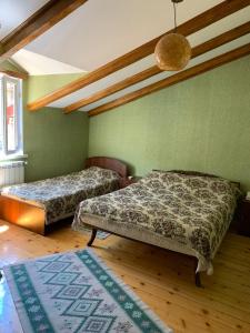 מיטה או מיטות בחדר ב-Zandarashvili Guest House