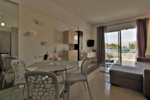 a living room with a table and chairs and a couch at Agréable appartement au bord de l’ ocean, Playa Paraiso in Adeje