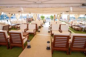 eine Reihe von Tischen und Stühlen unter einem Zelt in der Unterkunft Champollion II 5 Stars Nile cruise in Luxor