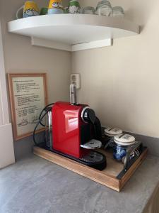 einem roten Toaster, der in einer Küche auf einem Regal sitzt in der Unterkunft B&B Beach House Texel in De Koog