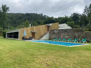 una casa con piscina en un patio en Quinta Gerês, en Terras de Bouro