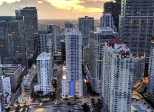vistas al perfil urbano y edificios altos en Modern Vacation Apartment in Miami, en Miami