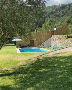 una piscina en un patio con una valla en Quinta Gerês, en Terras de Bouro