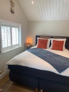 Een bed of bedden in een kamer bij B&B Beach House Texel