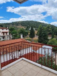 uma varanda com vista para uma montanha em Eva's apartments em Lepanto
