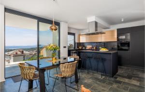 Η κουζίνα ή μικρή κουζίνα στο Gorgeous Home In Palit With Sauna