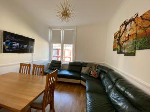 Gallery image of Spacious 3BR, town centre, 8 min walk to beach in Bournemouth