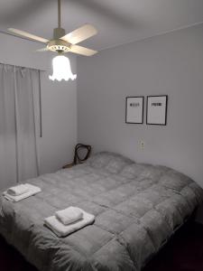 ein Schlafzimmer mit einem Bett mit zwei Handtüchern darauf in der Unterkunft Garibaldi in Mendoza
