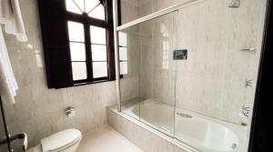 Bagno di Johnscher by SJ - San Juan Curitiba