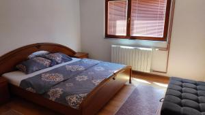 a bedroom with a bed and a window at ENSA Apartments in Dubrave Gornje