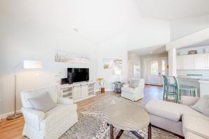 sala de estar con 2 sofás y TV en Turnberry Villas #8562 en Destin