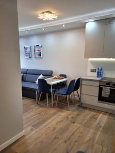 una cucina e un soggiorno con tavolo e sedie di Apartament Chmielna - Waterlane Island a Danzica