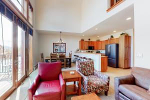 un salon avec un canapé et une table dans l'établissement Antlers Gulch #304, à Keystone