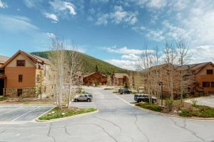 une rue dans une petite ville avec une montagne dans l'établissement Antlers Gulch #304, à Keystone