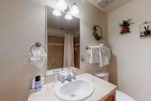 une salle de bain avec un lavabo et un miroir dans l'établissement Antlers Gulch #304, à Keystone 18 autres photos