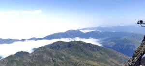 Appartement T2 4 personnes, pied des pistes, parking privé, piscine في لا مونجي: اطلالة على جبل مع وجود الغيوم في الخلفية