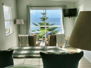 sala de estar con vistas al océano en De La Hilcremat, en Simonʼs Town