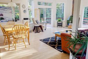 uma sala de estar com mesa e cadeiras em Hidden Gem Retreat em East Boothbay