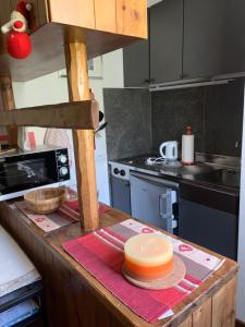 eine Küche mit einer Theke mit einer Schüssel auf einem Tisch in der Unterkunft renovated studio ski in ski out, CIR 0282 in Breuil-Cervinia