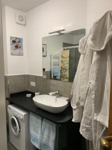ein Badezimmer mit einem Waschbecken und einer Waschmaschine in der Unterkunft renovated studio ski in ski out, CIR 0282 in Breuil-Cervinia